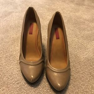 5/48 PL-Melo Taupe Wedge Saks Fifth Ave Sz 8.5